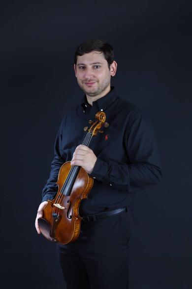 Ramón Truan de Pineda, jeune homme qui tient un violon dans les mains