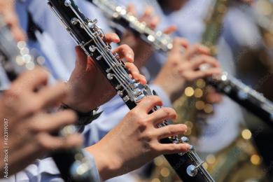 Des mains qui jouent de la clarinette. © AdobeStock