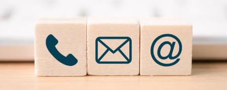 Trois cube de bois avec les pictogrammes téléphone, enveloppe et arobase