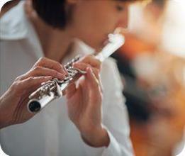 Une personne jouant de la flûte